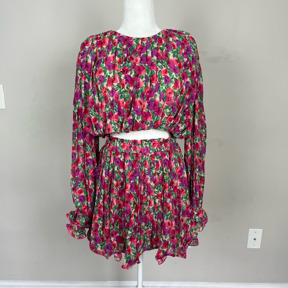 ENDLESS ROSE FLORAL PLEATED MINI SKIRT AND BUBBLE TOP SET SIZE MEDIUM - Picture 11 of 16
